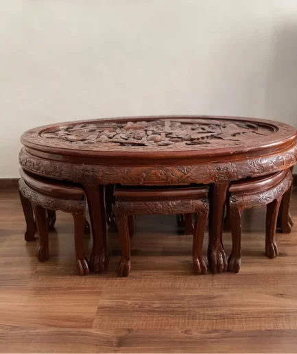 Conjunto de mesa del centro ricamente tallada con 6 taburetes .
