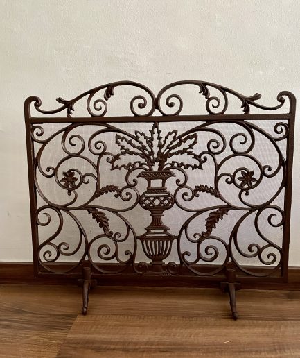 Pantalla / Salvachispas  Francesa de hierro fundido  muy decorativa.    Vintage
