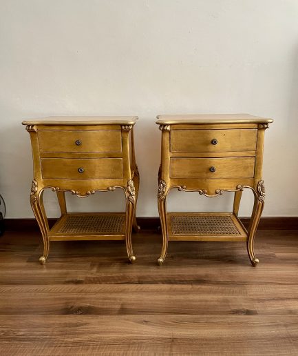 Dos mesitas de noche  de caoba, cubiertas pan de Oro antiguo,estilo Frances estilo Palacio
