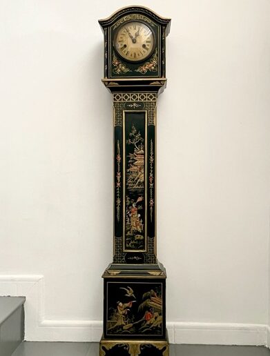 Atractivo coqueto  reloj de pie decorativo en estilo Chinoiserie,  anos 30s