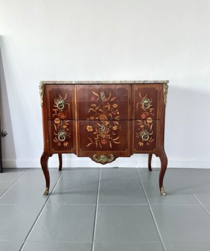 Hermosa Cómoda Luis XV/XVI de estilo Luis XV/XVI